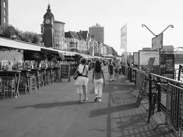 Rheinuferpromenade na margem do rio Reno em Duesseldorf, preto e — Fotografia de Stock