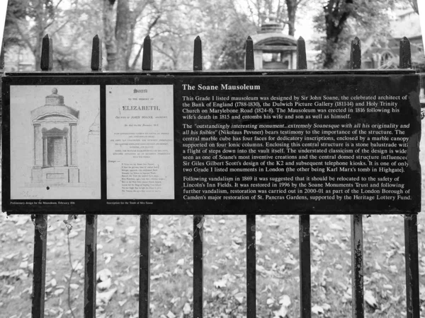 Mausoleo di Soane a Londra, in bianco e nero — Foto Stock