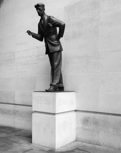 Άγαλμα Orwell στο BBC Broadcasting House στο Λονδίνο, μαύρο και whi — Φωτογραφία Αρχείου