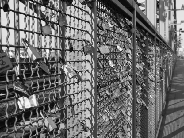 Love locks on Hohenzollernbruecke (Hohenzollern Bridge) πάνω από riv — Φωτογραφία Αρχείου