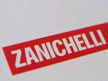 Bologna - Aralık 2019: Zanichelli kitap kapağında imza
