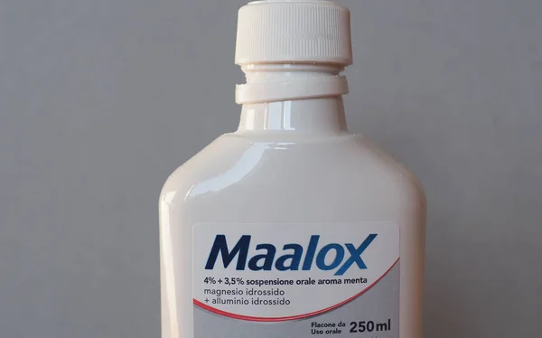 ミラノ- Circa 2019年12月: Maaloxアンタチ酸ボトル — ストック写真