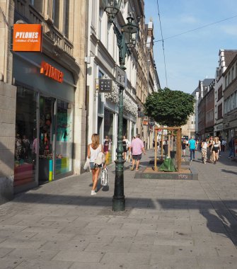Duesseldorf şehir merkezinde insanlar