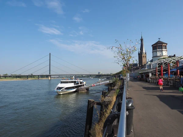 Rheinuferpromenade na margem do rio Reno em Duesseldorf — Fotografia de Stock