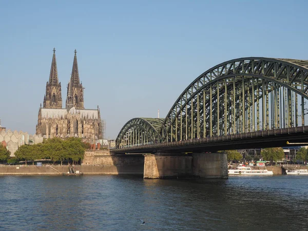 วิหารเซนต์ปีเตอร์และสะพาน Hohenzollern เหนือแม่น้ําไรน์ใน K — ภาพถ่ายสต็อก