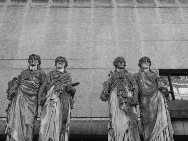 Caryatids in Kunsthalle in Düsseldorf, zwart en — Stockfoto