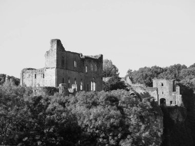 Chepstow 'daki Chepstow Kalesi harabeleri, siyah beyaz