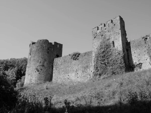 Chepstow Burgruine in chepstow, schwarz und weiß — Stockfoto