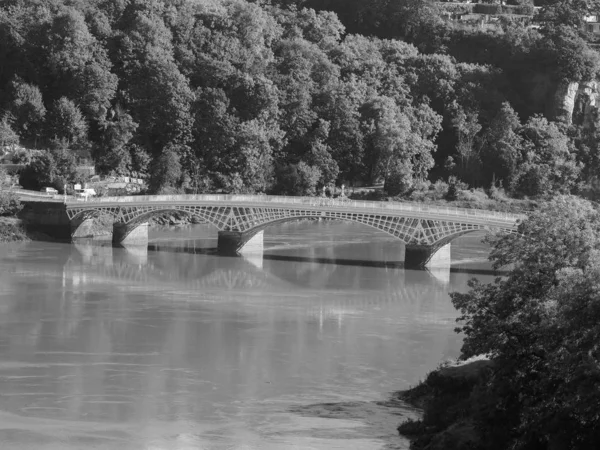 Олд Уай Мост в Чепстоу, черно-белый — стоковое фото