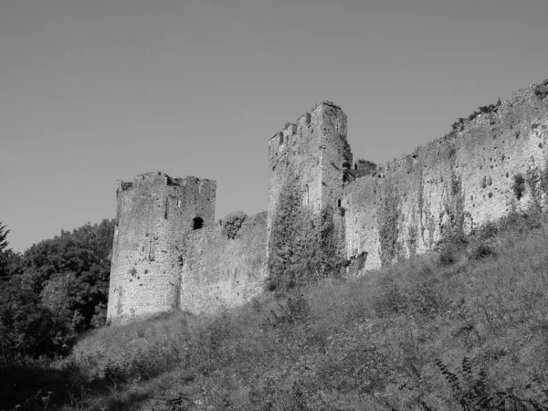 Руїни замку Чепстоу в Чепстоу, чорно-біле — стокове фото