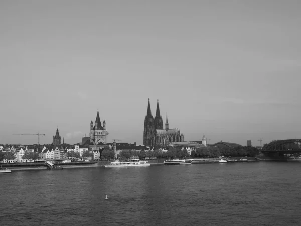 Blick auf die Stadt Köln, schwarz-weiß — Stockfoto