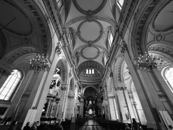 St Paul Cathedral i London, svart och vitt — Stockfoto