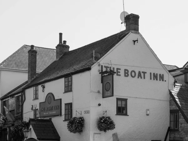 The Boat Inn public house in Chepstow, black and white — Stock Photo, Image