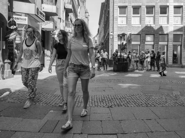 Lidé v centru města Aachen, černobílí — Stock fotografie