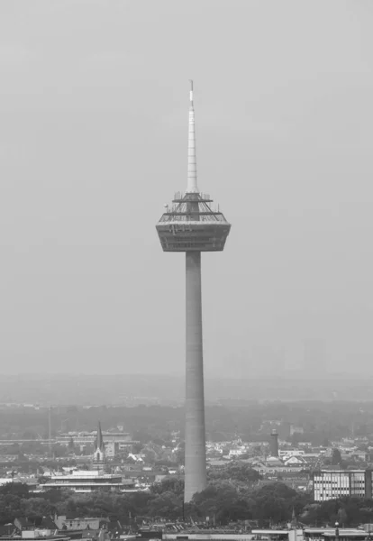 Colonius (Fernsehturm) in Köln, schwarz-weiß — Stockfoto