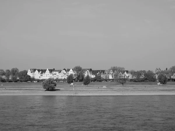Pohled na řeku Rhein v Duesseldorfu, černobílý — Stock fotografie