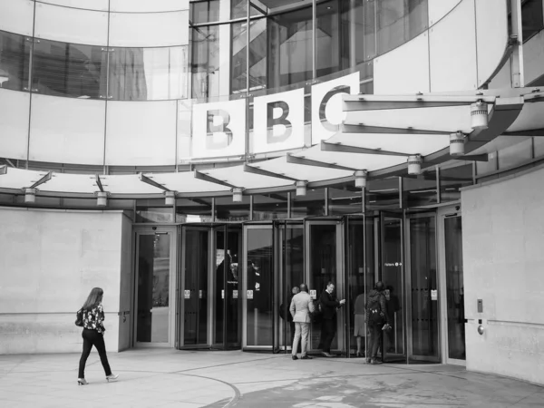 Bbc Broadcasting House i London, svart och vitt — Stockfoto