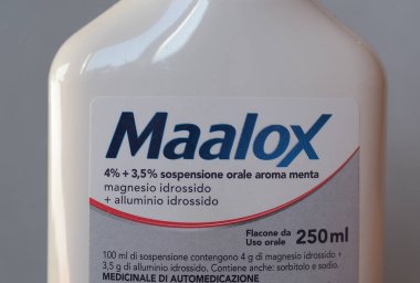 Milan - Aralık 2019: Maalox antiasit şişesi