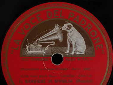 Milan - Aralık 2019: Vintage 78 rpm shellac plak şirketi