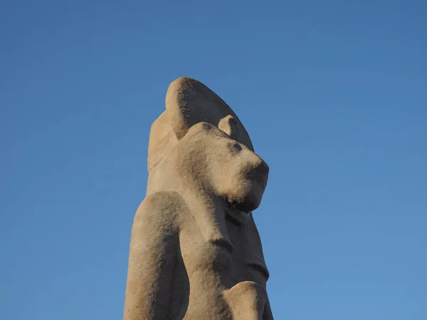 Oude Egyptische Bastet godin replica in Torino Porta Susa sta — Stockfoto
