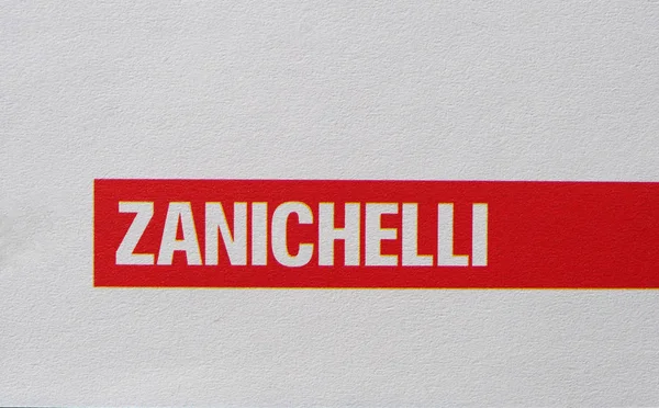 BOLOGNA - DIC 2019: Zanichelli firmar en la portada del libro — Foto de Stock