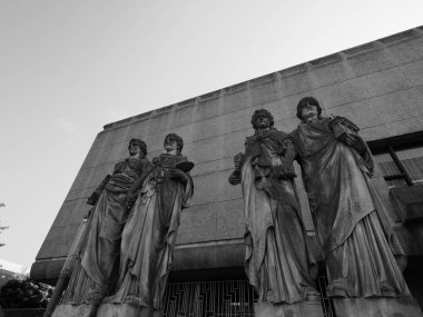 Duesseldorf 'taki Kunsthalle' de karyatidler (sanat galerisi), siyah ve 