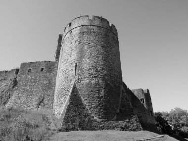 Chepstow 'daki Chepstow Kalesi harabeleri, siyah beyaz