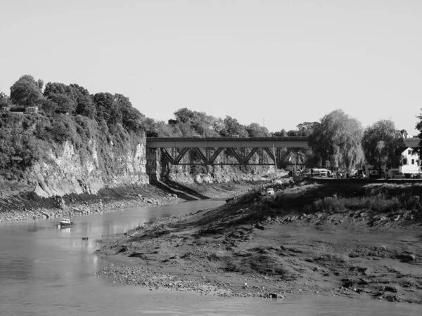 Wye folyó Chepstow-ban, fekete-fehér — Stock Fotó