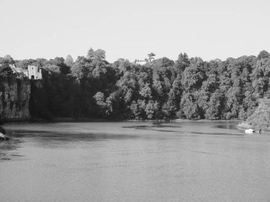 Chepstow 'daki River Wye, siyah beyaz