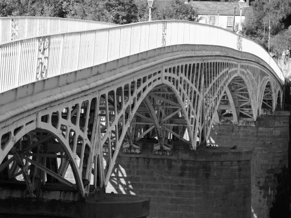 Gamla Wye Bridge i Chepstow, svart och vitt — Stockfoto