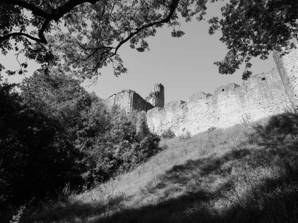 切普斯托夫城堡的废墟，黑白相间 — 图库照片