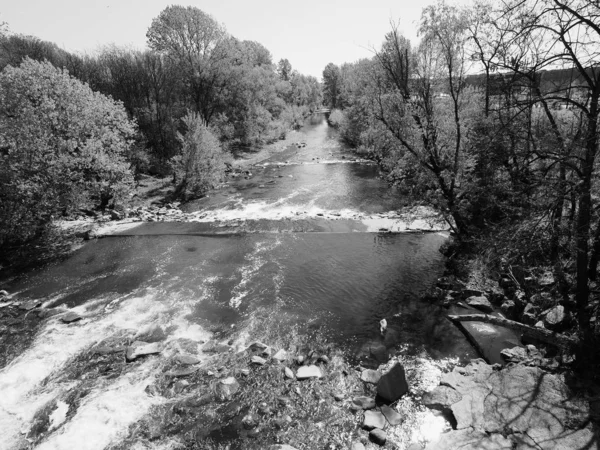 Sangone folyó Torinóban, fekete-fehér — Stock Fotó