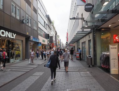Koeln 'deki Hohe Caddesi (ana cadde) alışveriş caddesi