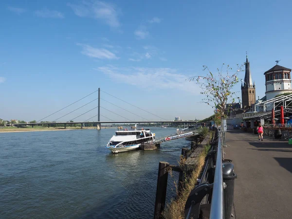 Rheinuferpromenade na margem do rio Reno em Duesseldorf — Fotografia de Stock