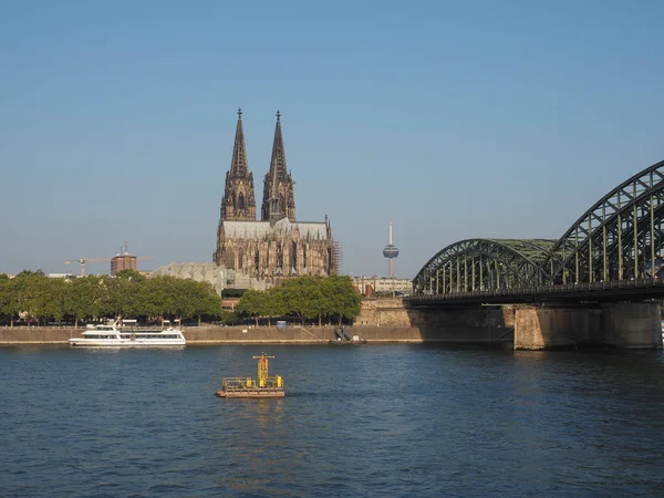 Szent Péter székesegyház és Hohenzollern híd a Rajna folyón K-ben — Stock Fotó