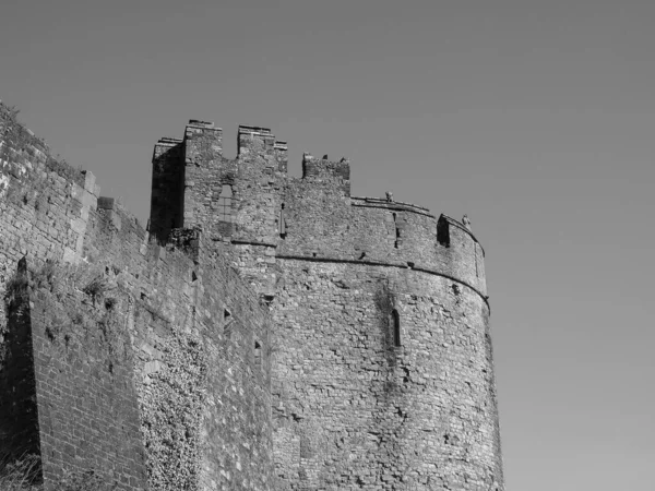 Chepstow 'daki Chepstow Kalesi harabeleri, siyah beyaz — Stok fotoğraf