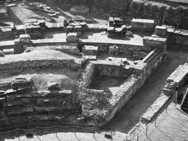 Ruínas do teatro romano em Turim, preto e branco — Fotografia de Stock