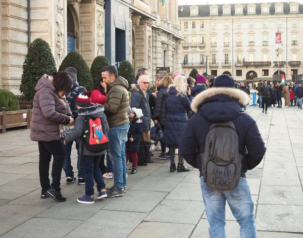 Люди стоят в очереди за бесплатным посещением музеев — стоковое фото
