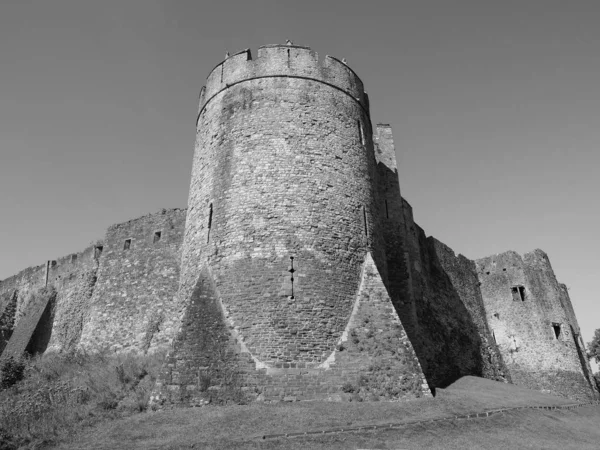 Chepstow Burgruine in chepstow, schwarz und weiß — Stockfoto