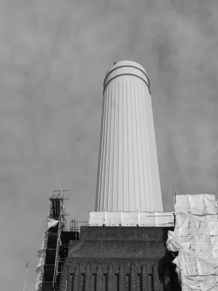 Chimenea Battersea Power Station en Londres, blanco y negro — Foto de Stock