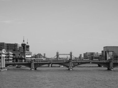 Londra 'da Thames Nehri, siyah beyaz