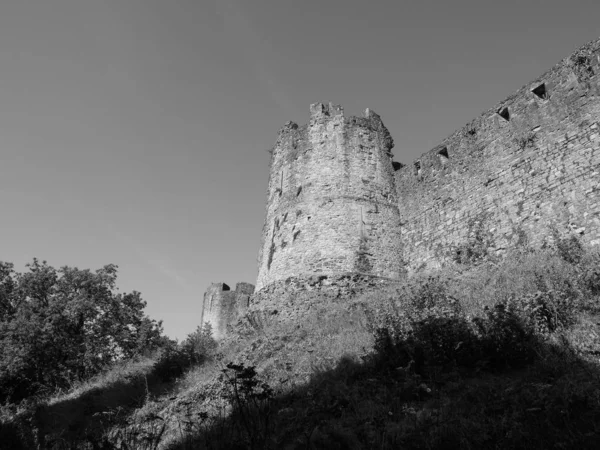 Kasteelruïne Chepstow in Chepstow, zwart-wit — Stockfoto