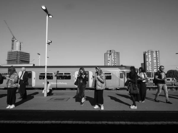 Clapham junction station in london, schwarz und weiß — Stockfoto