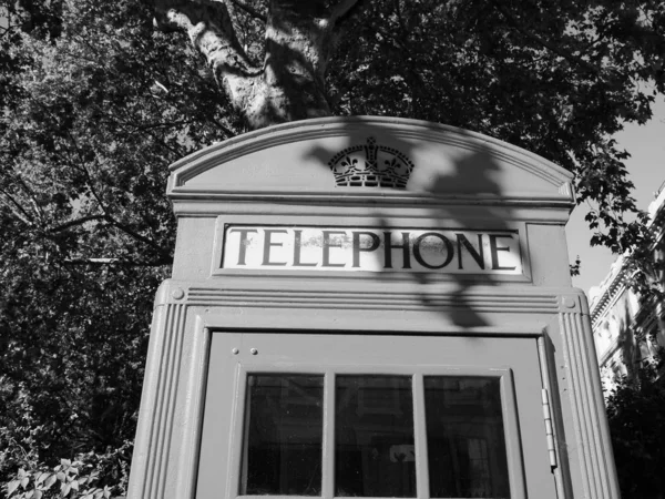 Cabine téléphonique rouge à Londres, noir et blanc — Photo