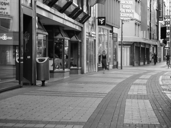 Hohe Strasse (High Street) shopping street in Koeln, black and w — ストック写真