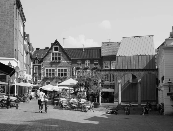 Mensen in het centrum van Aken, zwart-wit — Stockfoto