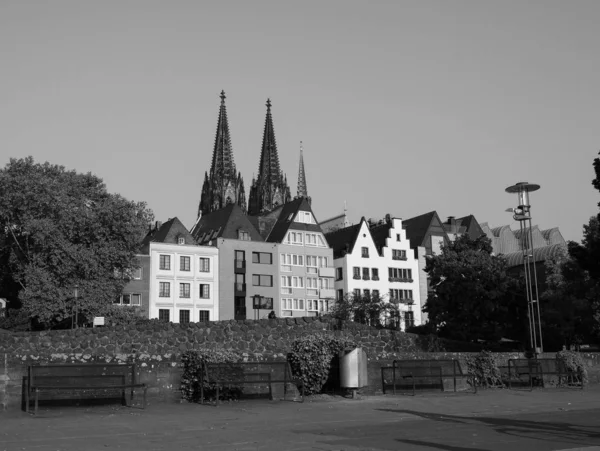 Altstadt (Casco Antiguo) en Koeln, blanco y negro — Foto de Stock