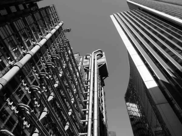 Londra 'da Lloyds binası, siyah beyaz — Stok fotoğraf