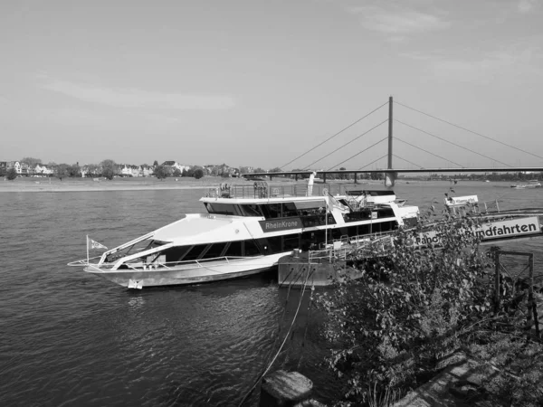 Floden Rhein vy i Düsseldorf, svart och vitt — Stockfoto