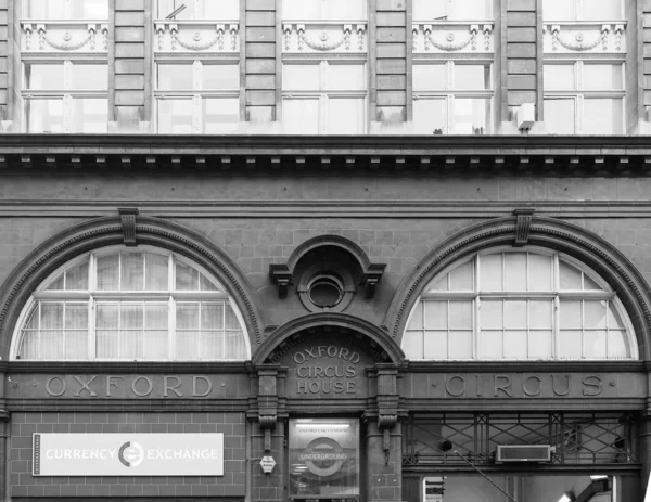 Estación de metro Oxford Circus en Londres, blanco y negro —  Fotos de Stock